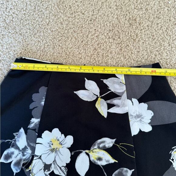 White House Black Market - Black Floral Print Skirt - Full and Flowy! Size 00 - Picture 7 of 8